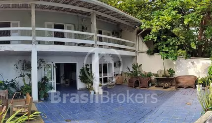 Casa de Frente para a Praia da Bica com vista deslumbrante!