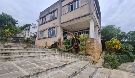 CASA BIFAMILIAR com 314m² de ÁREA EDIFICADA e 524,40m² de ÁREA TOTAL