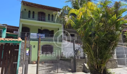 Casa à venda triplex 5 quartos com piscina, churrasqueira, salão de festas em rua fechada Moneró