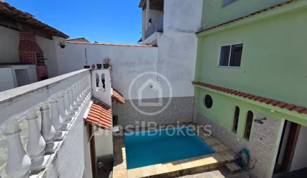 Casa à venda triplex 5 quartos com piscina, churrasqueira, salão de festas em rua fechada Moneró