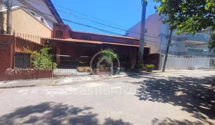 Casa linear de  3 quartos, área gourmet e piscina com vista Baía de Guanabara em rua tranquila residencial e arborizada!