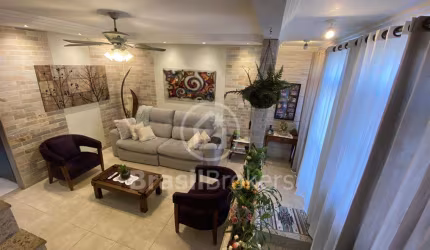 EXCELENTE CASA DUPLEX EM CONDOMÍNIO FECHADO