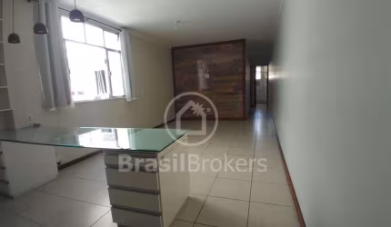 Apartamento de 2 quartos com dependência revertida em escritório com suíte em prédio com elevador na Freguesia, Ilha do Governador!