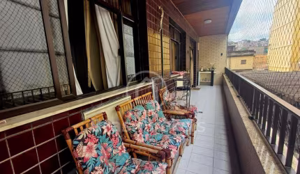 Apartamento de 3 quartos 1 suíte, dependência completa em rua tranquila, próximo a Praia da Bica!