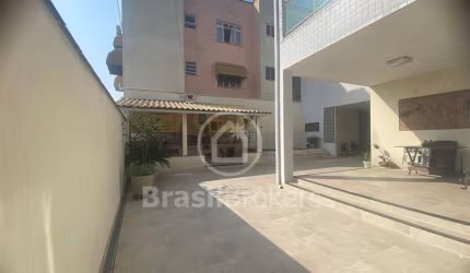 CASA ESPETACULAR COM ÁREA DE LAZER COMPLETA