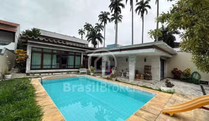 *Charmosa Casa Ideal para Duas Famílias em Excelente Localização*