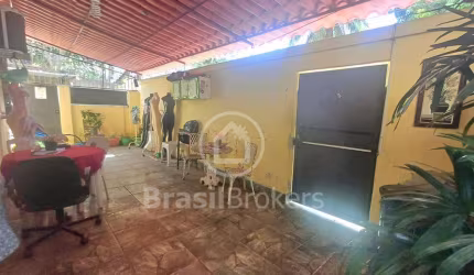 Apartamento tipo casa de 02 quartos no térreo frente na parte baixa do Jardim Carioca, próximo à Estrada do Galeão