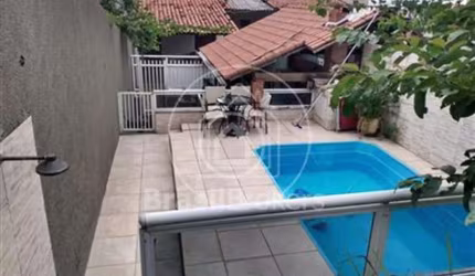 Casa 3 quartos, sendo 1 suíte