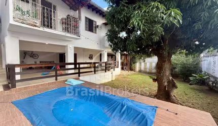Casa Linear com Clima de Montanha – 3 Quartos (1 Suíte), Escritório, Piscina e Área de Lazer Completa!
