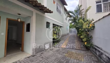 CASA DE CONDOMÍNIO COM 3 QUARTOS SENDO 1 SUÍTE E 110m² - JARDIM GUANABARA - RJ