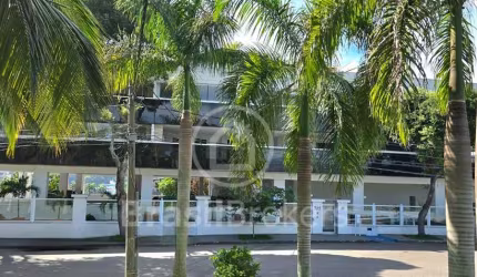 Apartamento quatro quartos, sendo uma suíte /área de lazer/ 4 vagas