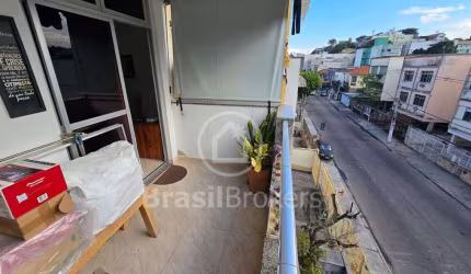 Ótimo apartamento sala/quarto com elevador e varanda na Freguesia