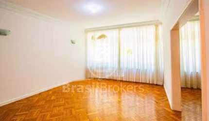 Apartamento com 232 m² e garagem na quadra da praia
