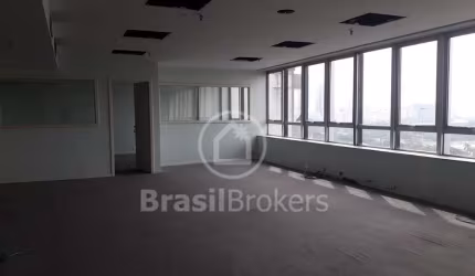 Sala comercial de 160m² com 3 vagas com localização privilegiada!