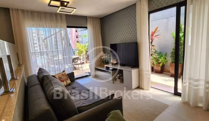 Cobertura Duplex com 169 m², 3 quartos (2 suítes), escritório, toda mobiliada, vista livre para Parque Guinle, 2 vagas de garagem a 5 min do metrô.