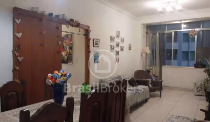 Leme, andar alto, frente! À 2 minutos da praia, 3 quartos, suíte, dependências completas e 1 vaga escriturada.