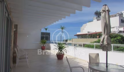 Ampla cobertura linear com vista lateral para a praia do Leblon e Morro 2 irmãos !