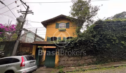 Casa charmosa e aconchegante, em rua nobre, no Centro de Petrópolis !