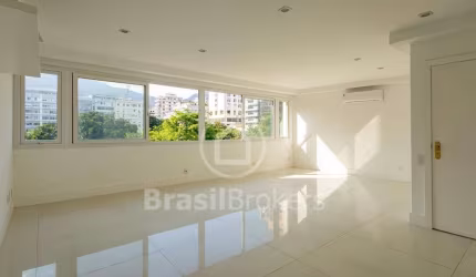 Quadra da praia do Leblon, reformado, excelente planta, salão, lavabo, 3 quartos, 2 vagas !