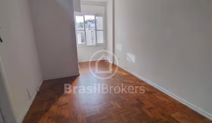 CHARMOSO APARTAMENTO NA GLORIA DE 1 QUARTO E SALA
