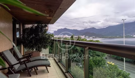 Flat em Ipanema com vista deslumbrante para a lagoa, varandão, sala e 2 quartos e 2 vagas .
