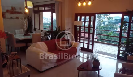 Casa com excelente vista e arquitetura no Condomínio Eldorado
