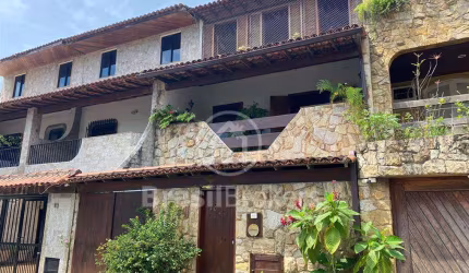 Casa Triplex 200 m², em condomínio fechado, na Barra