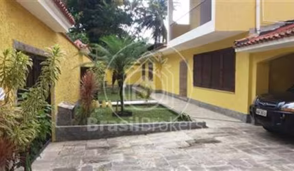 Casa com 743,00m² em Itanhangá.