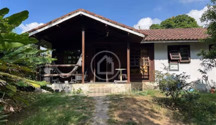 Casa de madeira com um terreno plano maravilhoso com 600 metros para construção de casas dentro de condomínio.