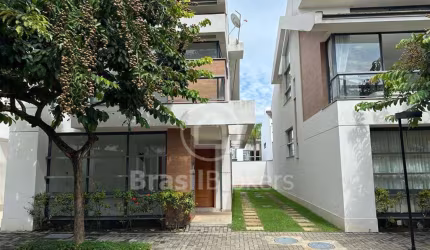 ESPETACULAR CASA EM CONDOMINIO FECHADO