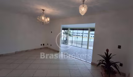 Cobertura espaçosa e completa no Recreio dos Bandeirantes com 172m² e 2 vagas!