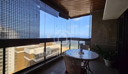 Flat com Varanda e Serviços na Barra da Tijuca de Frente ao Mar