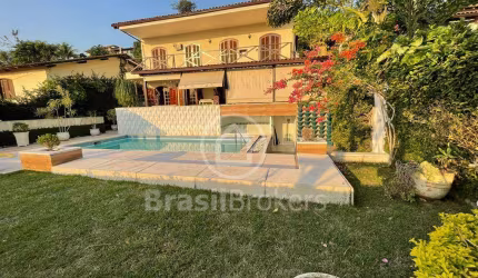 Casa 4 quartos, estilo colonial e moderno com vista linda e indevassável!