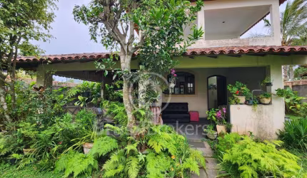 Descubra seu paraíso no Recreio! Casa duplex estilo colonial com vista espetacular para as montanhas em condomínio fechado.