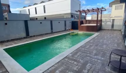 Casa de 450 m2 c/ 5 suítes c/ closet + piscina no Caledônia