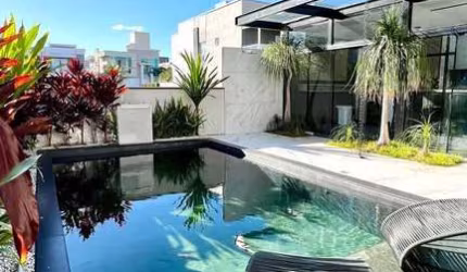 Casa de 300 m2 c/ 4 dorm. + piscina no Caledônia em Camboriú