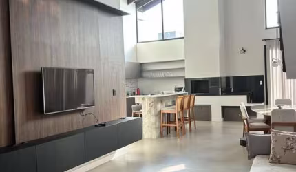 Casa de 280 m2 mobiliada c/ 3 suítes + piscina no Caledônia