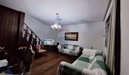 Terreno com Duas Casas Independentes, 5 Quartos, Terraço e 2 Vagas na Penha!