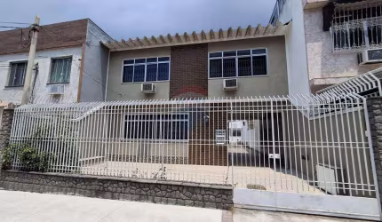 Casa à Venda em Ramos: 3 Quartos e 4 Banheiros - 350 m²