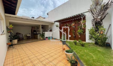Casa com 4 dormitórios à venda, 245 m² por R$ 1.000.000,00 - Santa Mônica - Uberlândia/MG