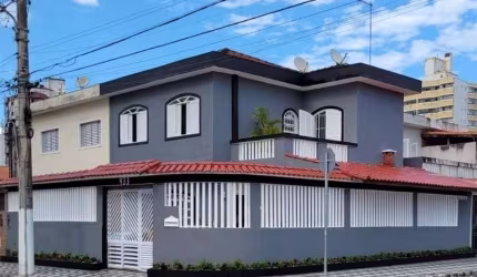 Excelente sobrado de 04 dormitórios, sendo 01 suíte, 04 vagas de garagem, piscina e churrasqueira. O imóvel está localizado na Vila Assunção bairro adjacente à Cidade Ocian, um dos bairros mais tradic