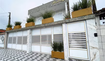 LINDA CASA DE CONDOMÍNIO COM 2 DORMITÓRIOS E QUINTAL PRIVATIVO NO BAIRRO CAIÇARA EM PRAIA GRANDE!