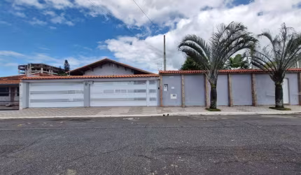 EXCELENTE CASA COM PISCINA E 4 SUÍTES EM PRAIA GRANDE!