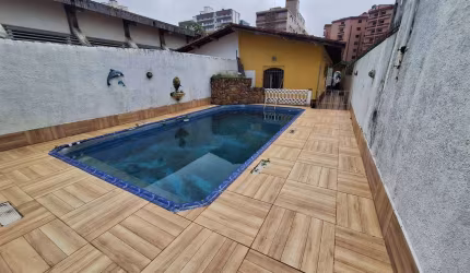 Excelente casa de 2 dormitórios, churrasqueira, piscina e 01 edícula na Vila Caiçara. Imóvel com pagamento facilitado na seguinte conformidade: R$ 250.000,00 de entrada, e parcelas de R$ 5.450,00 decr