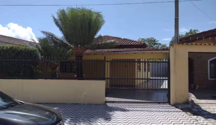 EXCELENTE CASA ISOLADA COM 3 DORMITÓRIOS NA PRAIA GRANDE!