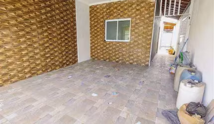 Excelente sobrado com 02 dormitórios, sendo uma suíte, 02 vagas de garagem, amplo espaço para depósito embaixo da escada. O imóvel está localizado na Nova Mirim, bairro que concentra vários serviços d