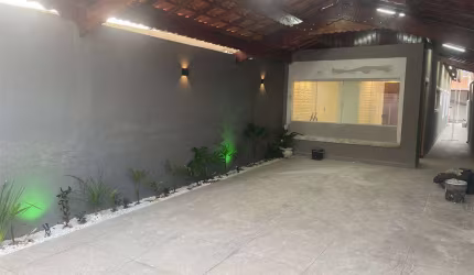 Excelente casa geminada com 02 dormitórios sendo 01 suíte, piscina, churrasqueira e 04 vagas de garagem na Vila Caiçara. Proprietário estuda parcelamento direto a curto prazo e veículo como parte de p
