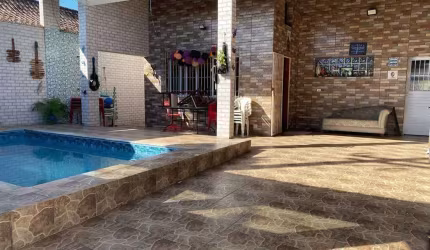 Excelente casa com 02 suítes, sendo 01 master com hidromassagem, piscina, churrasqueira e 04 vagas de garagem. O imóvel está localizado na Nova Mirim, bairro que concentra vários serviços de educação,