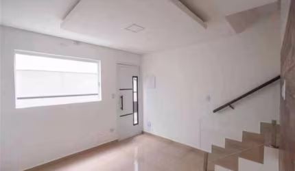 Excelente sobrado de condomínio com 02 dormitórios, 01 banheiro social, 01 lavabo, 01 vaga de garagem, e quintal privativo. Imóvel financiado pela Caixa Econômica Federal, proprietário repassa o finan