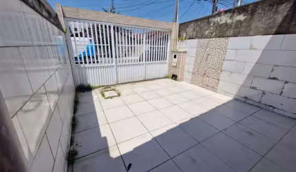 Excelente casa Individual, 01 dormitório, 02 vagas de garagem, 01 lavanderia,  O imóvel está localizado no Balneário Maracanã, localização que recebeu diversos investimentos, proporcionando mais comod
